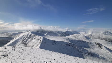 drone dolley tilt shot de una gran vista de las montañas cuillin cubiertas de nieve en la isla de skye