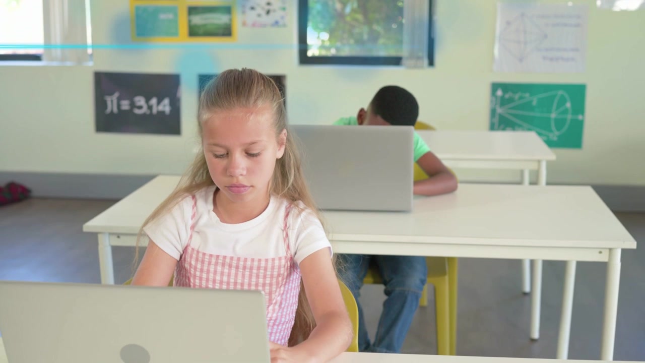 Ragazza in primo piano che passa dal pensare al digitare mentre la telecamera zooma, con sovrapposizioni blu che guidano il lavoro di matematica.