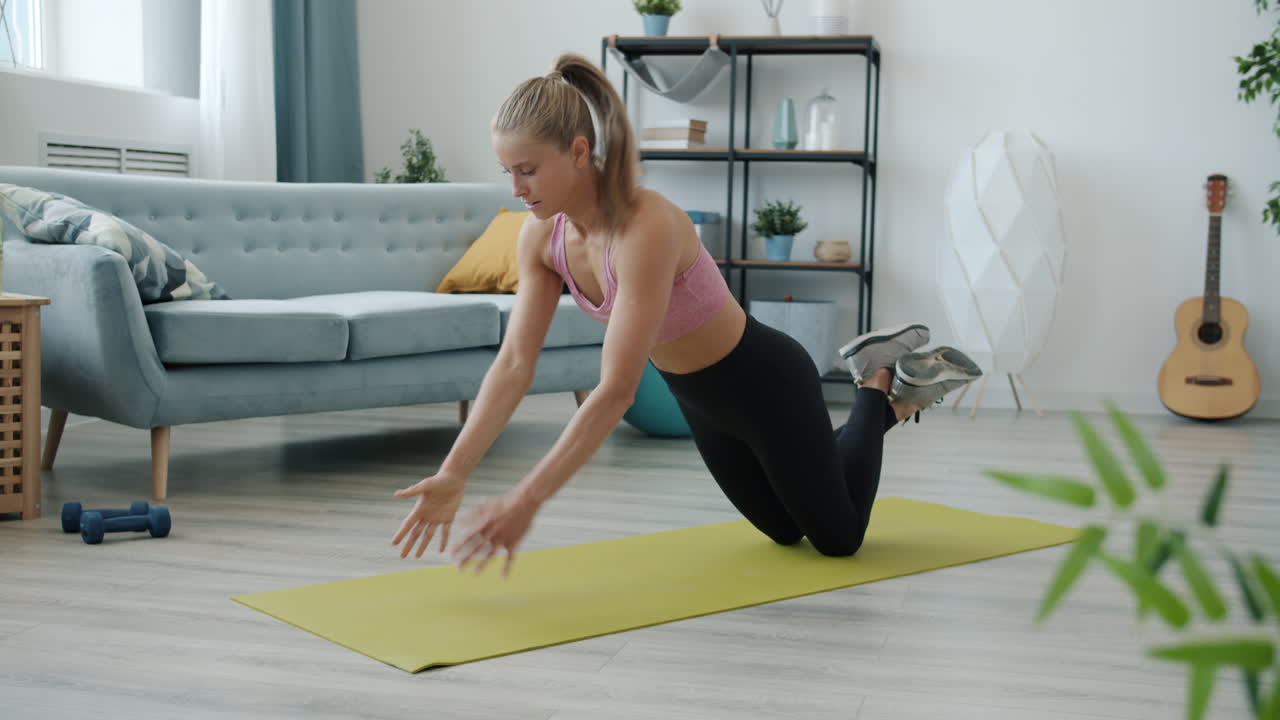 mujer haciendo flexiones en casa