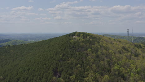 Pine-Mountain-Georgia-Aerial-V1-Dolly-En-Una-Toma-De-Pináculo-Con-Turistas-En-él---Abril-De-2020