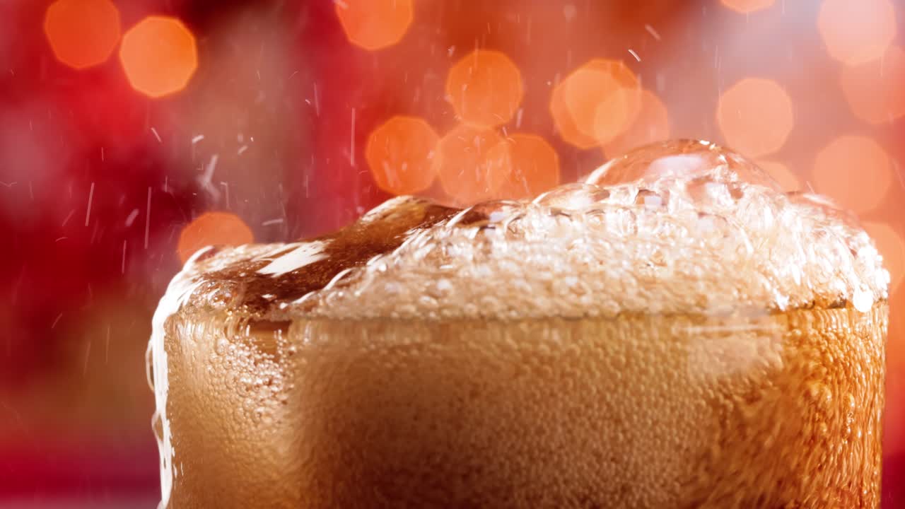 콜라 잔. 얼음 콜라와 스플래싱 거품 느린 움직임 흐릿한 빛에, 흐릿한 배경.