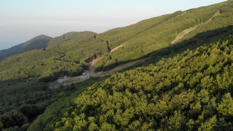 Drohnenvideo-Eines-Skigebiets-Im-Frühling-Ohne-Schnee,-Voller-Blühender-Wald,-Leer,-Keine-Menschen