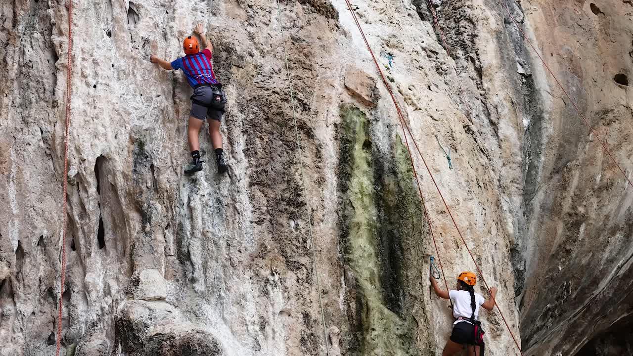 escalada en un acantilado