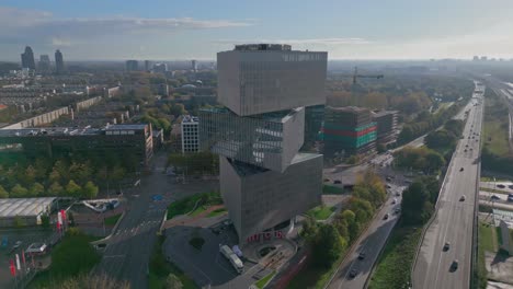 moderno edificio contemporáneo con forma triangular en amsterdam toma aérea de drones