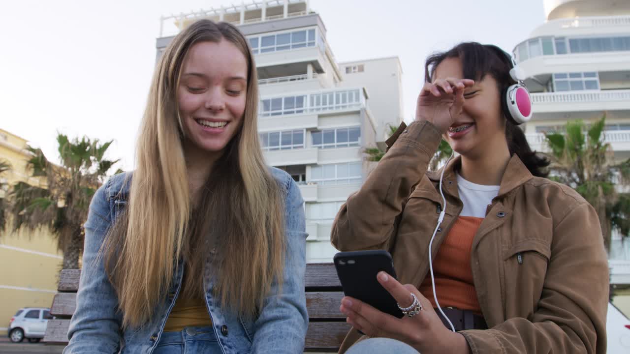vista frontal de un caucásico y una chica de raza mixta disfrutando del tiempo afuera
