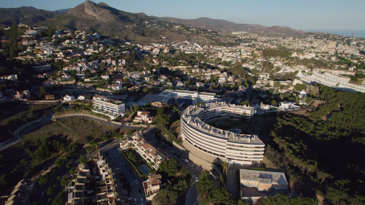 drone volando sobre una gran ciudad por una playa