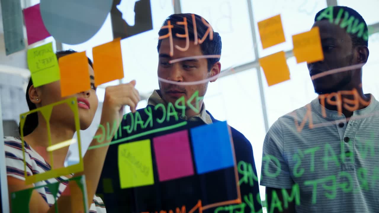 equipo de ejecutivos discutiendo sobre notas adhesivas