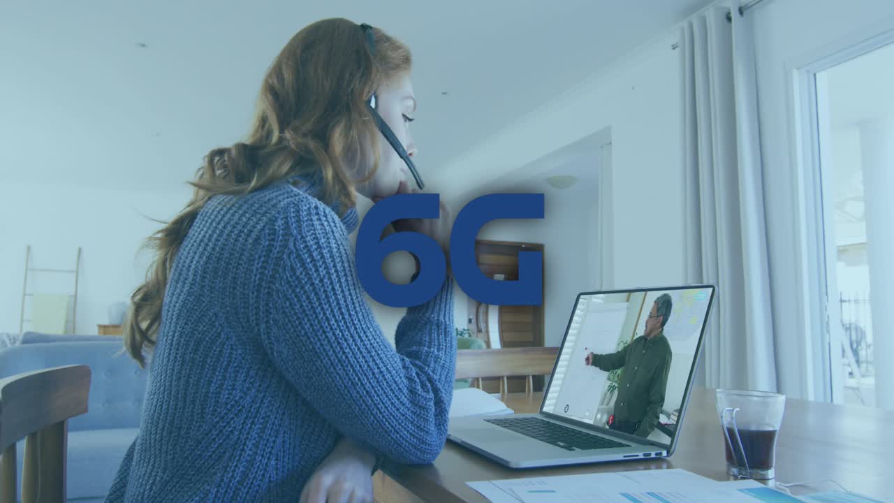 Animazione del 6G su una donna caucasica che effettua una videochiamata sul laptop.