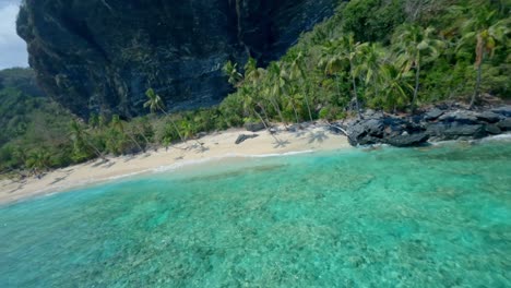 Filmisches-FPV,-Das-Einem-Schnellboot-Mit-Touristen-Entlang-Der-Paradiesischen-Küste-Von-Playa-Fronton-Folgt-–-Türkisfarbenes,-Klares-Wasser-Des-Karibischen-Meeres,-Sandstrand-Und-Palmen-Im-Sommer