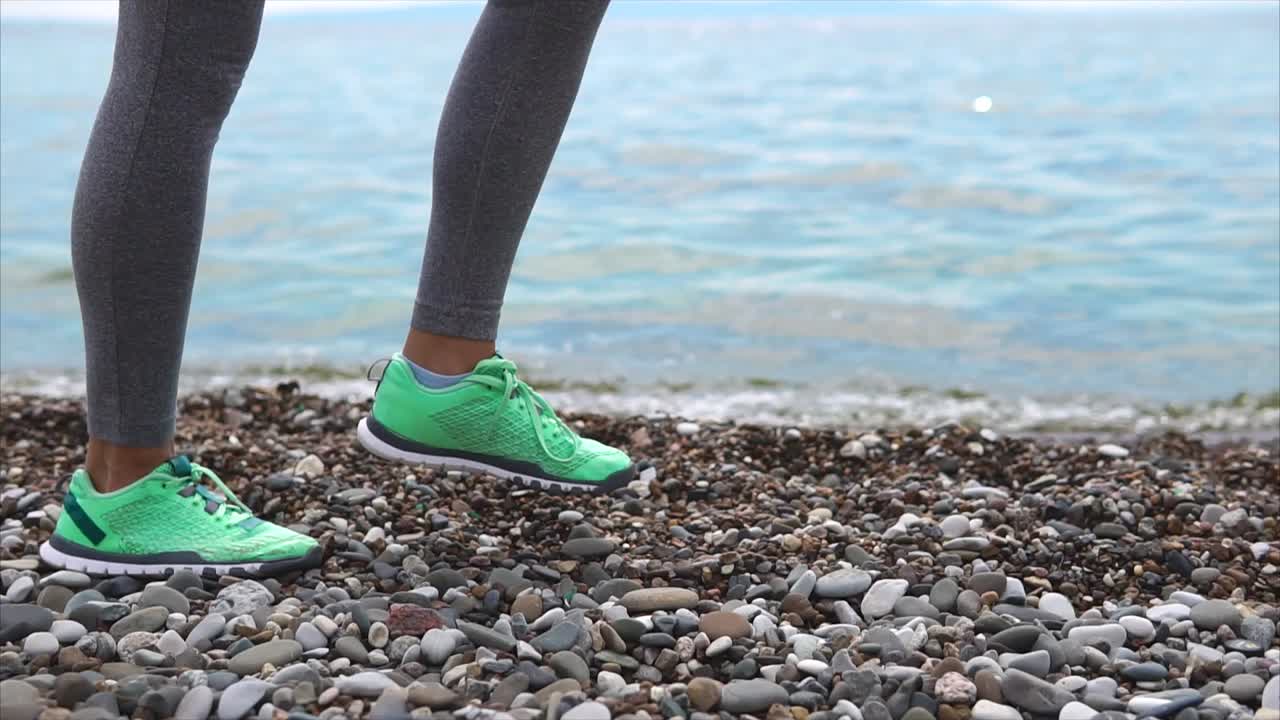 mujer corriendo en la playa