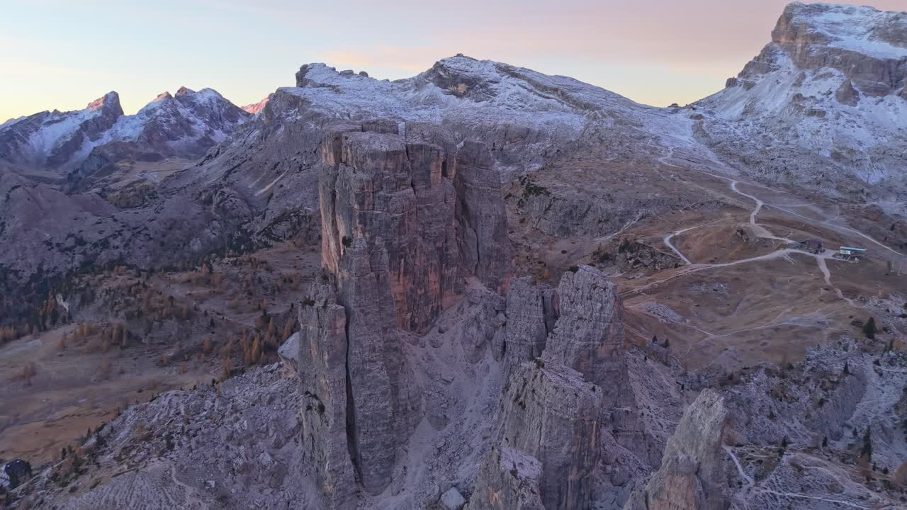 Veduta aerea all'alba di iconiche torri di roccia vicino a Cortina, Dolomiti, Italia.