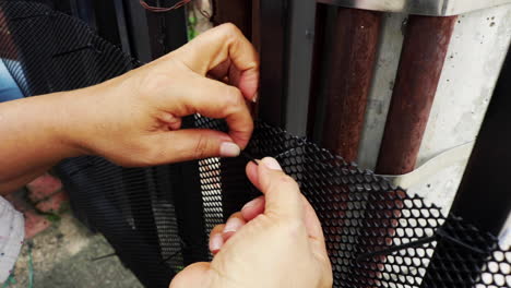 fix a mesh plastic net to the metal gate