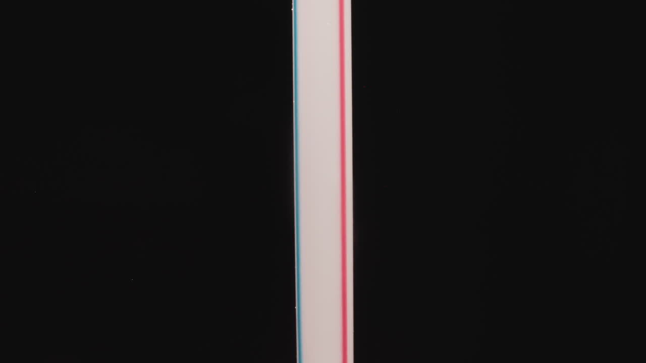 pajita de plástico con rayas rosas y azules diseñada para bebidas