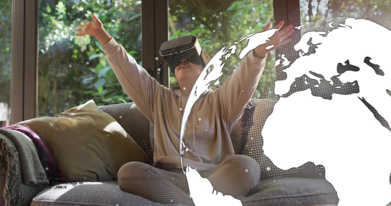 Kanepede VR başlığını ayarlayan kız, sanal teknoloji demosunda beliren dönen bir küre katmanı oluşturuyor