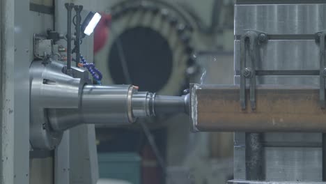 máquina de fresado de metal de alta precisión en pleno funcionamiento, tallando hábilmente a través del acero con fragmentos de metal dispersos en todas direcciones