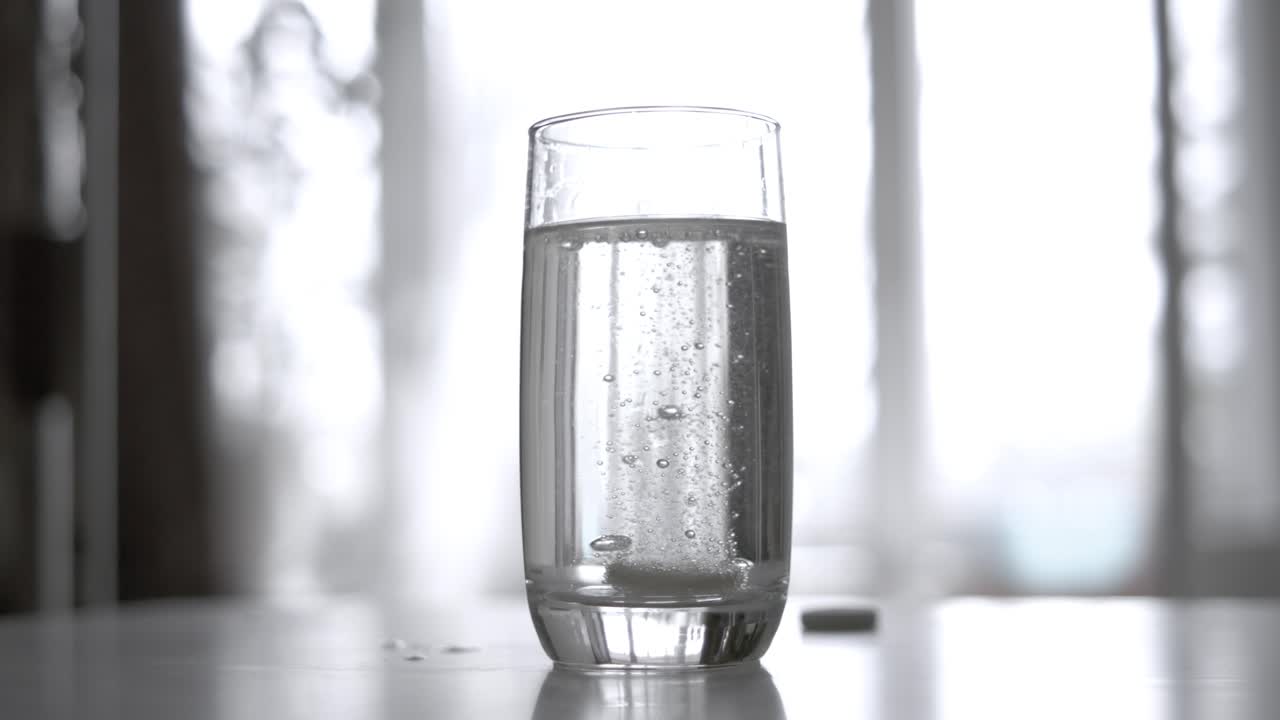 아스피린을 마시고 술 한 잔을 마시며, 슈퍼 슬로 모션 카메라 1000fps로 촬영합니다.