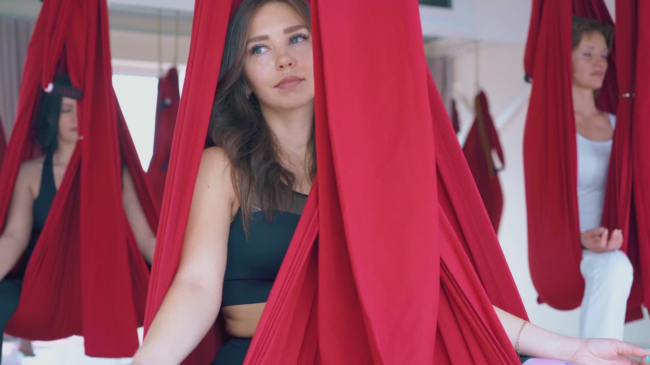 영적 운동 을 실천 하는 여성 그룹 의 움직임