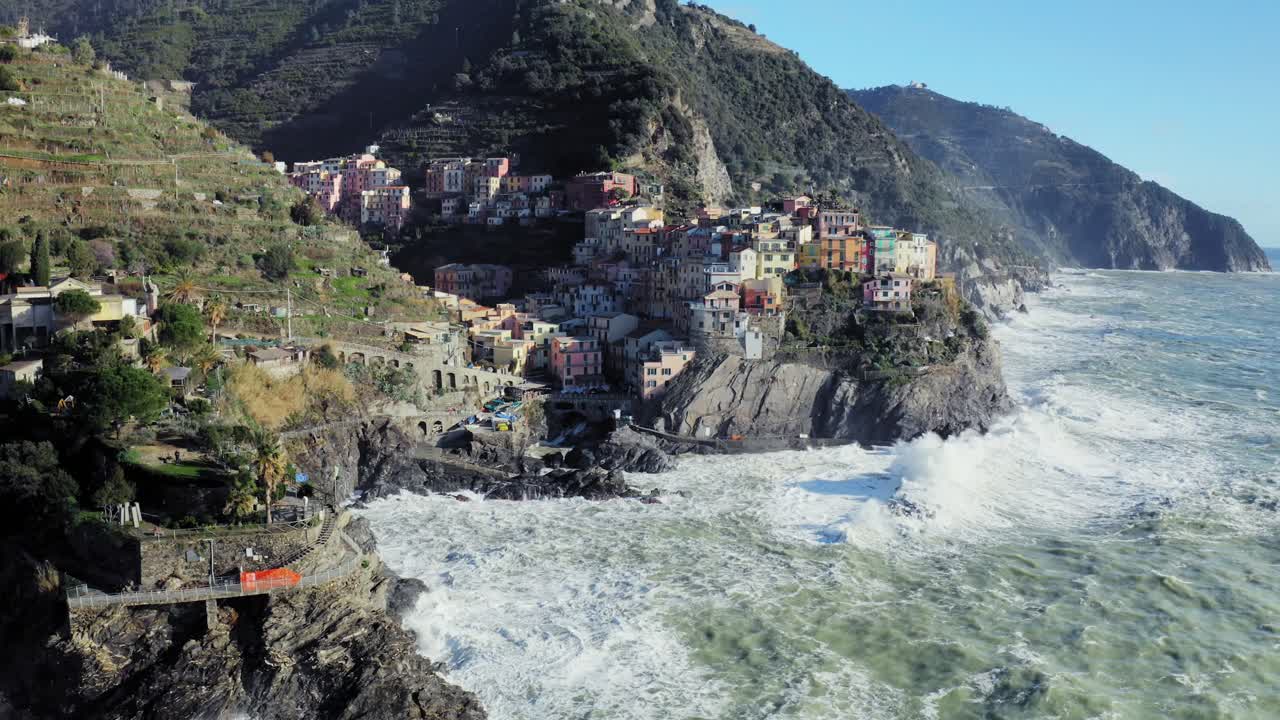 Vista aerea di Manarola, Cinque Terre, durante una tempesta di mare.