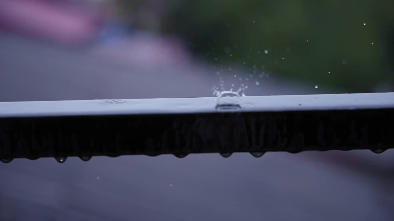Gotas de chuva no corrimão de aço
