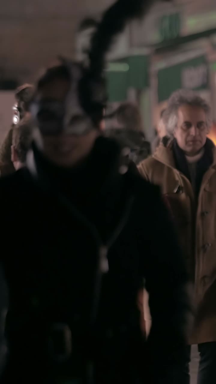 personas caminando por una calle llena de gente