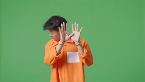 오렌지색 스웨터와 수갑을 입은 남자