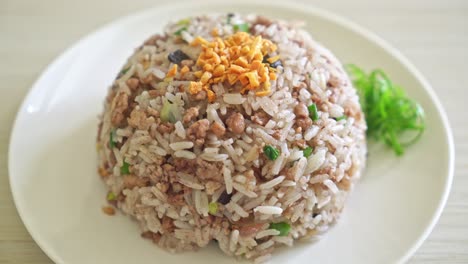 arroz frito con aceitunas negras chinas saladas con carne de cerdo picada - estilo de comida asiática