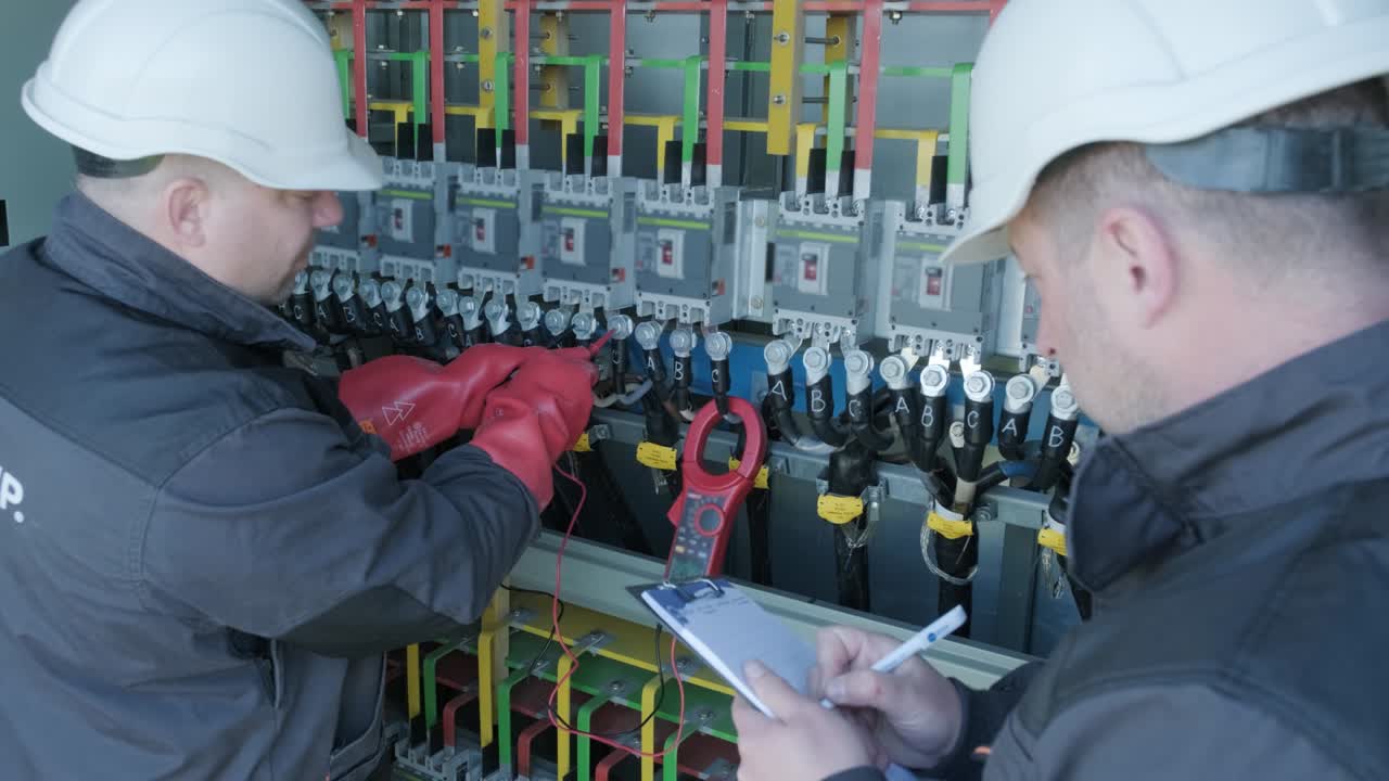 comprobación de los niveles de tensión de funcionamiento del compartimento de los aparatos de conmutación de los paneles solares