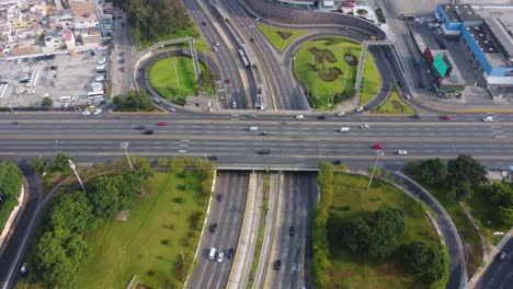 Drohnen-Zeitraffervideo-Einer-Autobahn-„Wenderunde“-In-Lima,-Peru