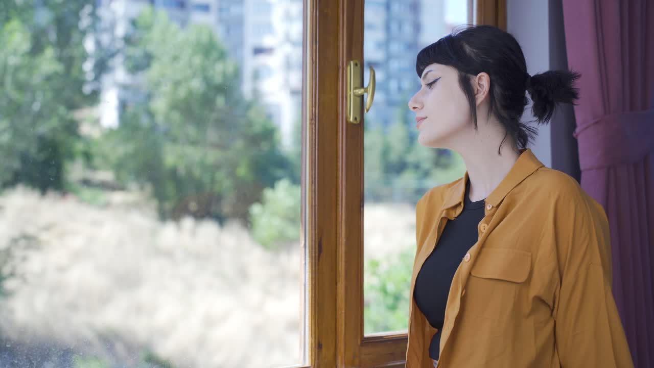 소파에 누워있는 행복한 젊은 여성. 그녀는 휴식을 취하고 있습니다.