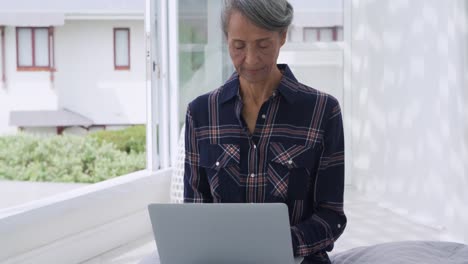 Reife-Frau,-Die-Zu-Hause-Einen-Laptop-Benutzt