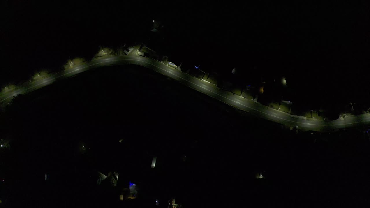 거리에 집 조명과 불꽃놀이가 있는 동네