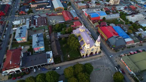 drone aéreo sobrevuela la iglesia patrimonial en el barrio de castro chiloé edificio religioso patagónico y paisaje urbano, viaje a destino sudamericano