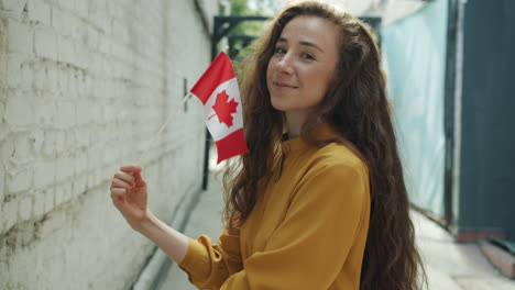 mujer con bandera canadiense