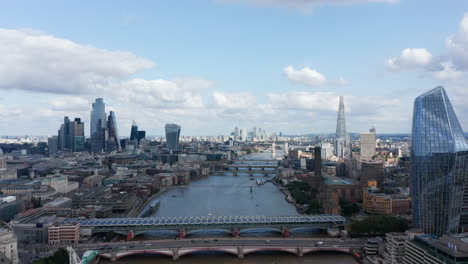 Vista-Aérea-De-Los-Modernos-Rascacielos-Del-Centro-Mezclados-Con-Edificios-Tradicionales-A-Lo-Largo-Del-Río-Támesis.-Revelación-De-Los-Puentes-De-Blackfriars.-Londres,-Reino-Unido-B93