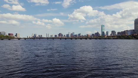 Tiefflug-über-Den-Charles-River-In-Richtung-Harvard-Bridge-Und-Die-Skyline-Von-Boston