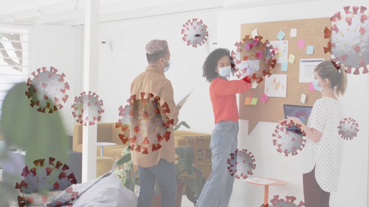 사무실에서 마스크를 착용한 동료들과 함께 떠다니는 코로나19 세포의 애니메이션