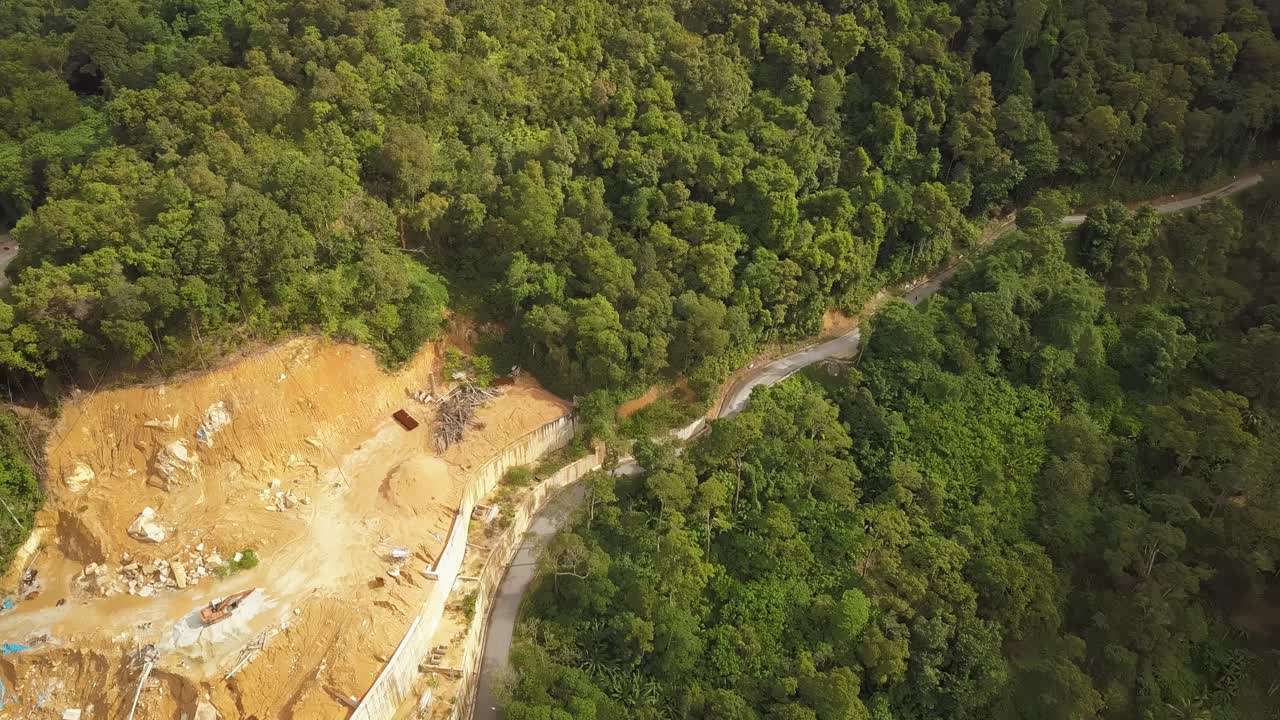 vista aérea trabajo de construcción al lado del bosque verde en el país de asia