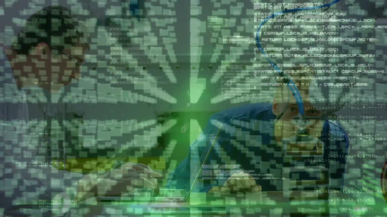 animación del procesamiento de datos y el icono del candado sobre el hombre caucásico usando una computadora portátil