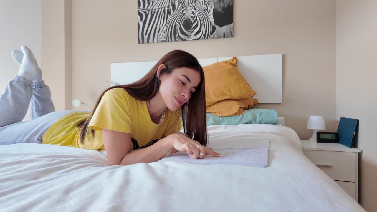 침대에서 읽는 여자