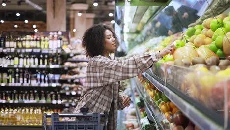 Mujer-Afroamericana-Eligiendo-Pomelo-En-El-Supermercado