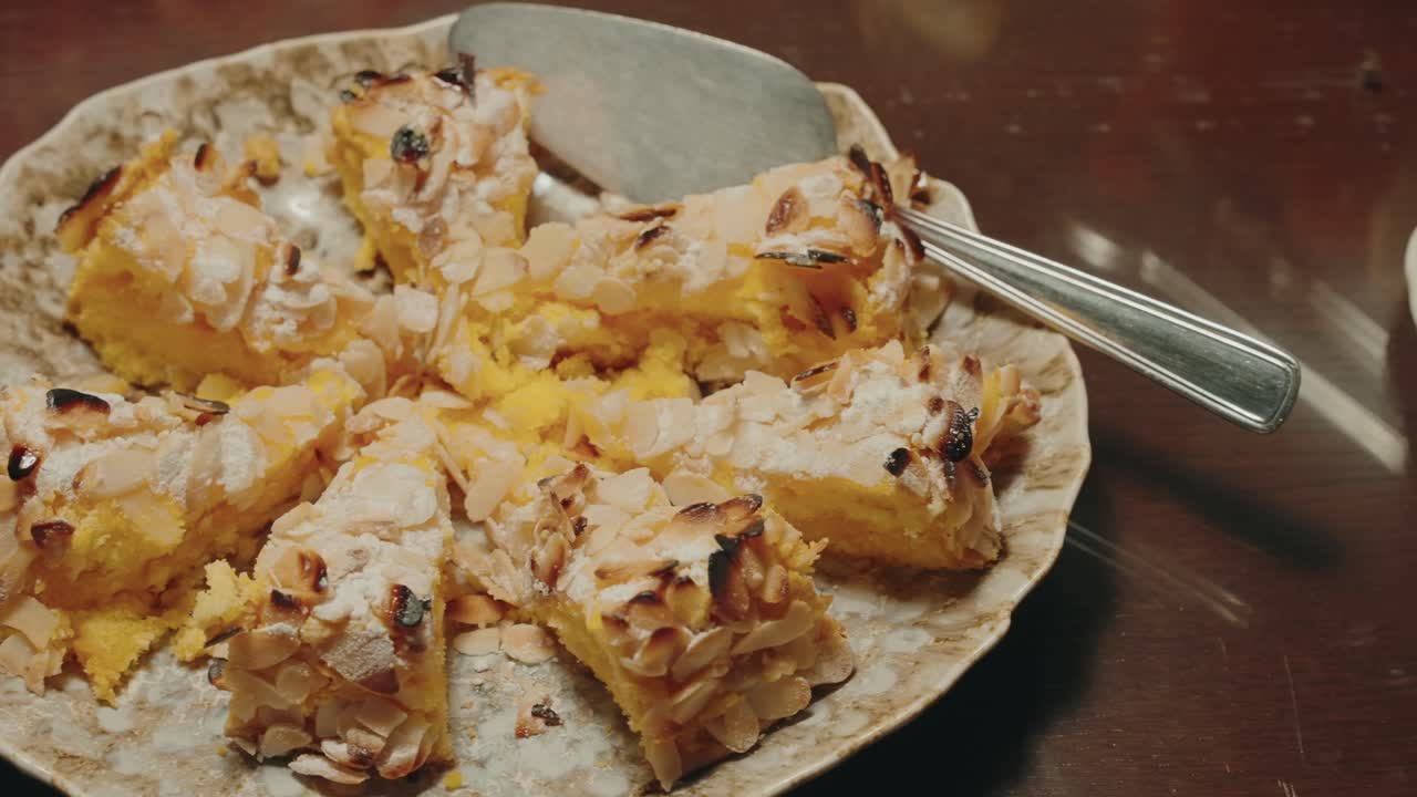 Porciones triangulares de tarta de almendras cubiertas de azúcar y frutos secos