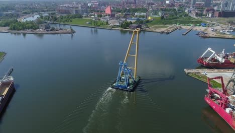 Ein-Schwimmkran,-Der-Auf-Dem-Wasser-In-Danzig,-Polen,-In-Der-Nähe-Der-Danziger-Werft-Segelt---Luftdrohne