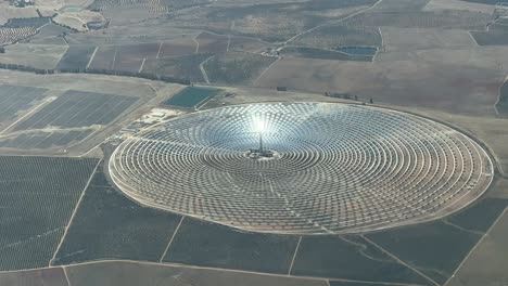 vista aérea de una enorme granja de energía solar redondeada en andalucía, españa