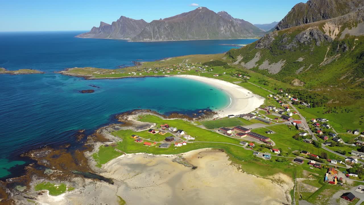Pláž na Lofotských ostrovech, souostroví v norském kraji Nordland