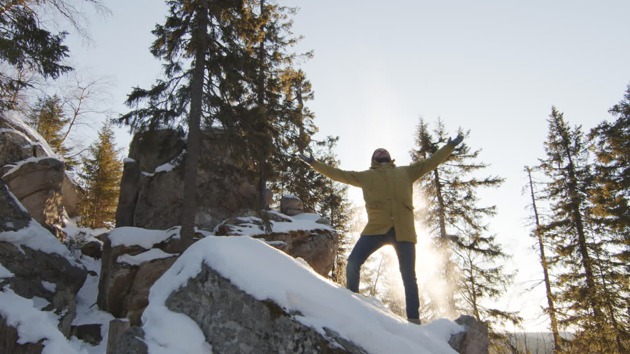 hombre arrojando nieve en montañas nevadas