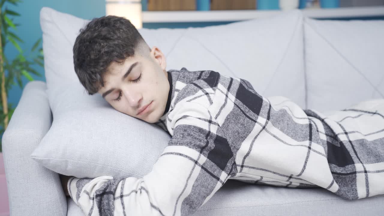 젊은이가 생각을 하고 누워 있습니다.