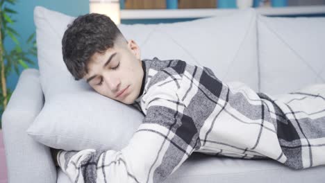 un joven acostado pensando.