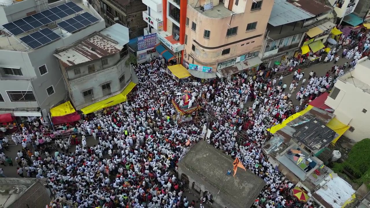 Carro Divino: La Maestosa Pandharpur Rath Yatra in Veduta Aerea