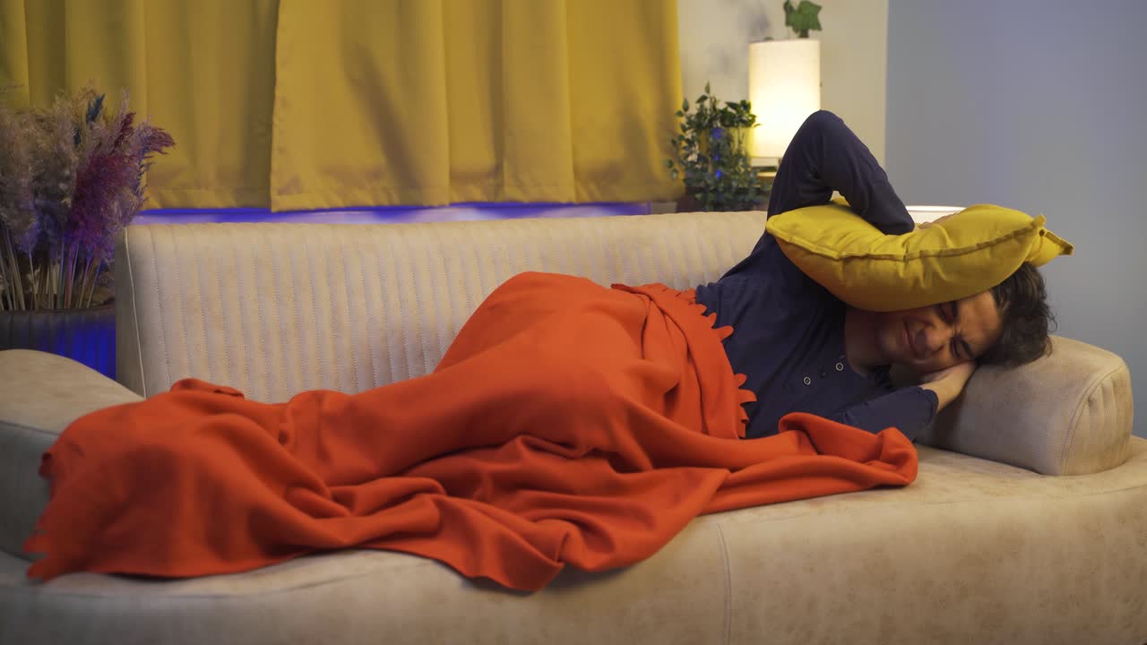 베개에 머리를  ⁇ 고 있는 남자