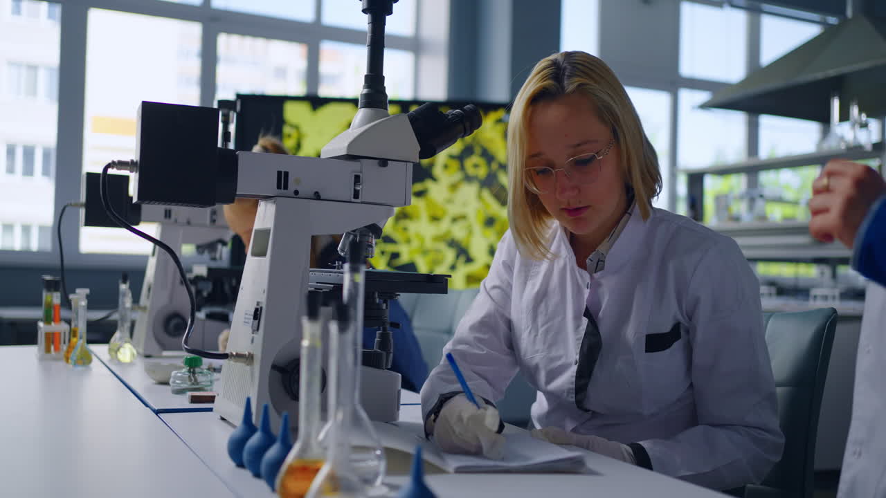 Ученый, работающий в лаборатории